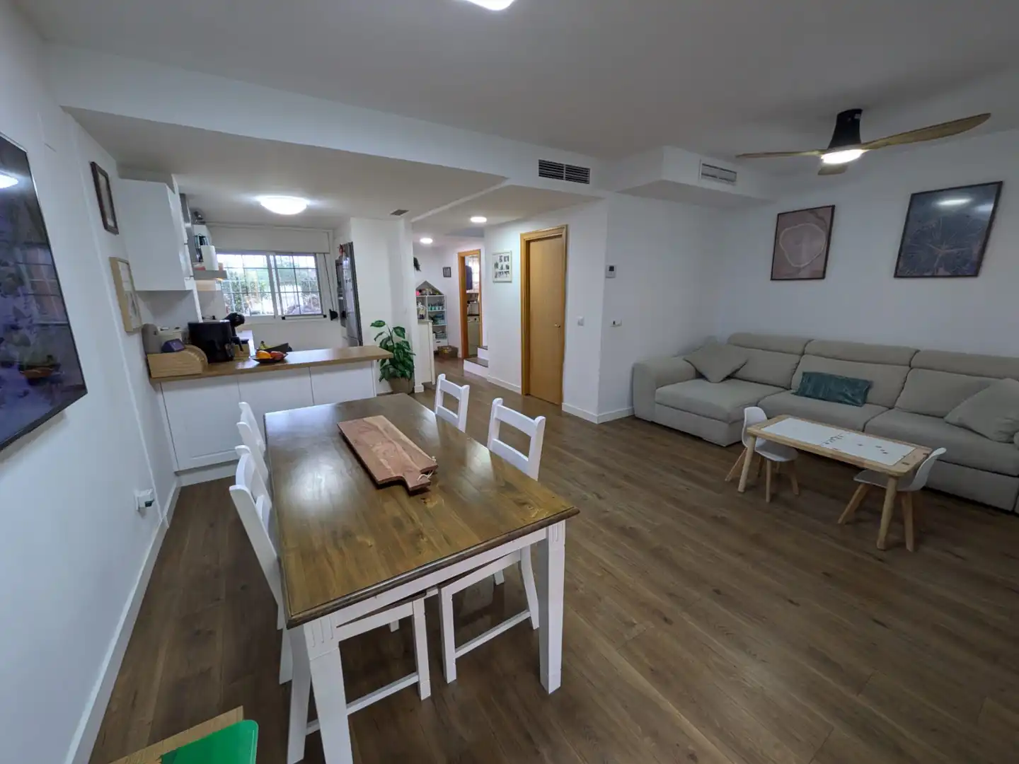 Sala de estar de Casa adosada en venta en La Pobla de Vallbona con Aire acondicionado, Calefacción y Jardín privado