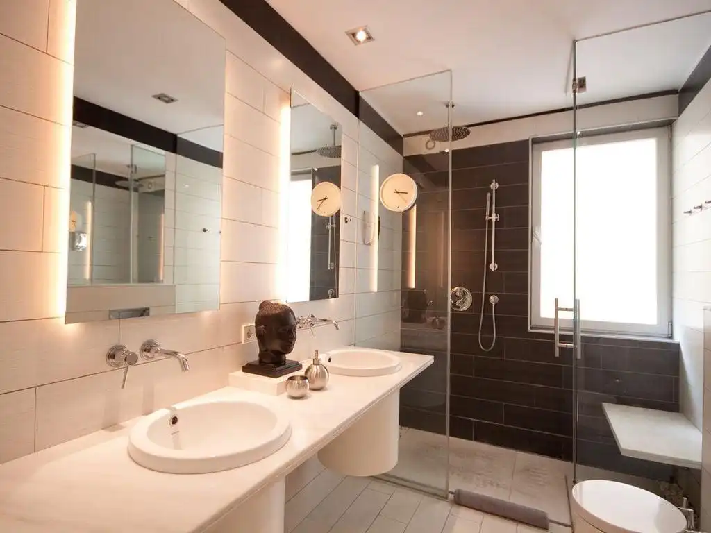 Bany de Apartament de lloguer en Madrid amb Aire condicionat, Calefacció i Moblat