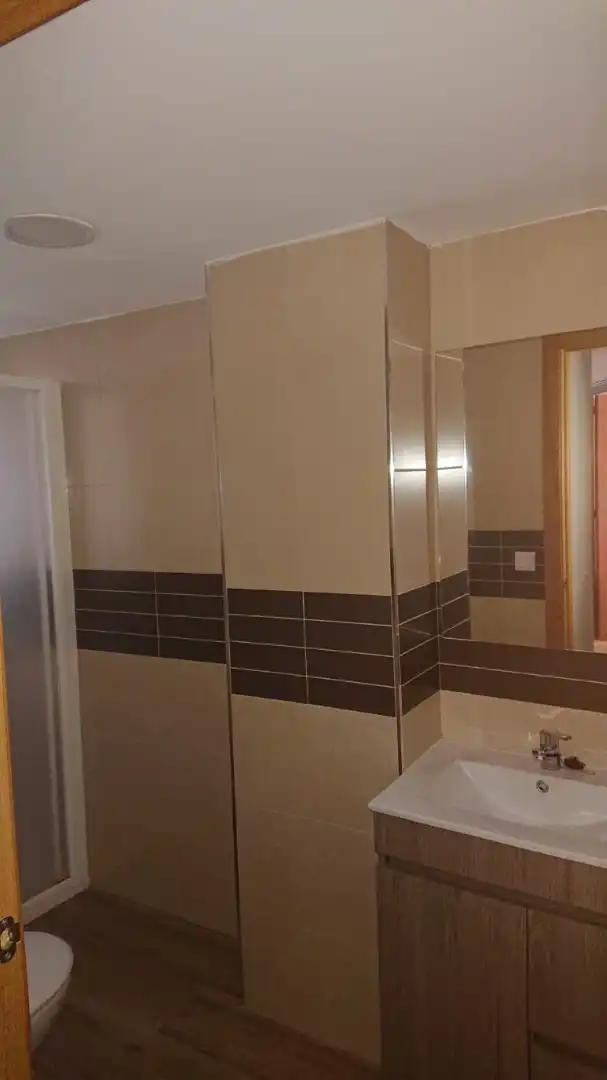 Badezimmer von Wohnung zur Miete in Jaén mit Klimaanlage, Heizung und Möbliert