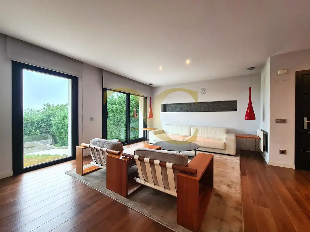 Sala d'estar de Casa o xalet en venda en Oviedo  amb Calefacció, Jardí privat i Terrassa