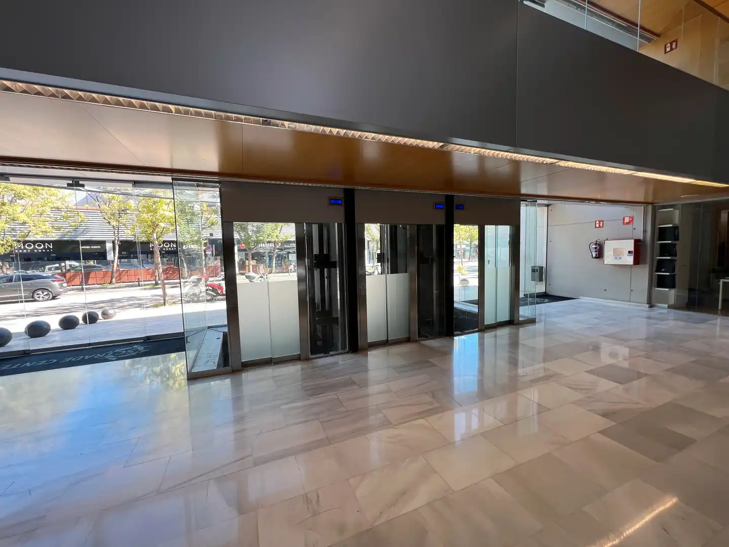 Local comercial en venta en Avinguda Corts Catalanes 5, imagen 3