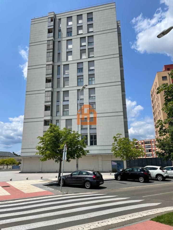 Vista exterior de Oficina en venda en León Capital  amb Calefacció