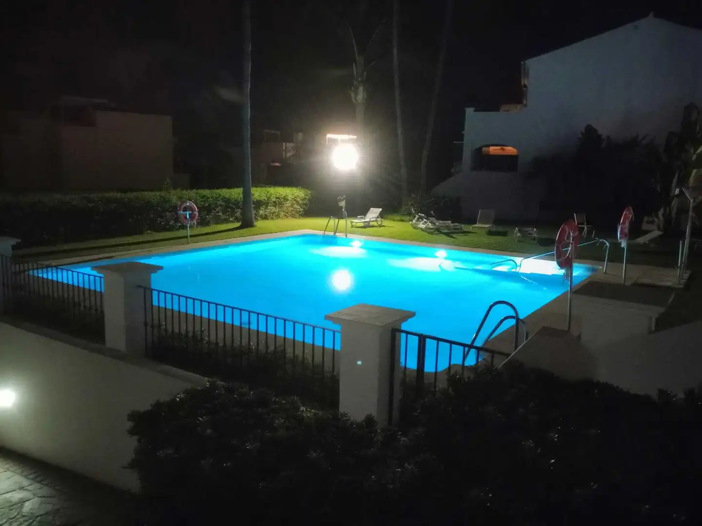 Piscina de Casa adosada en venta en Estepona