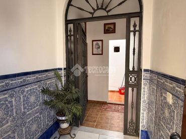 Casa aparellada amb balcó en venda a Zona de la Vega