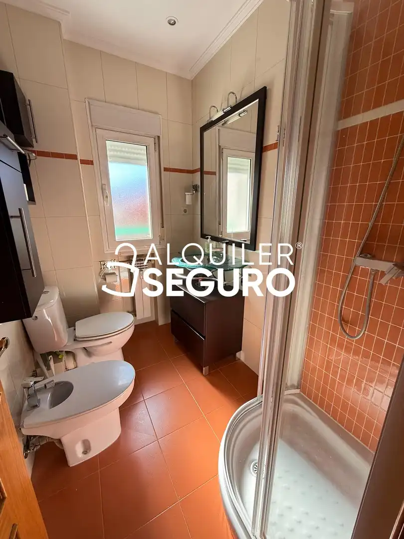 Bathroom of Flat for rent in Madrid  with Air Conditioner and Heating