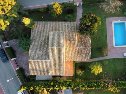 Vista exterior de Casa o xalet en venda en Paterna amb Aire condicionat, Terrassa i Balcó