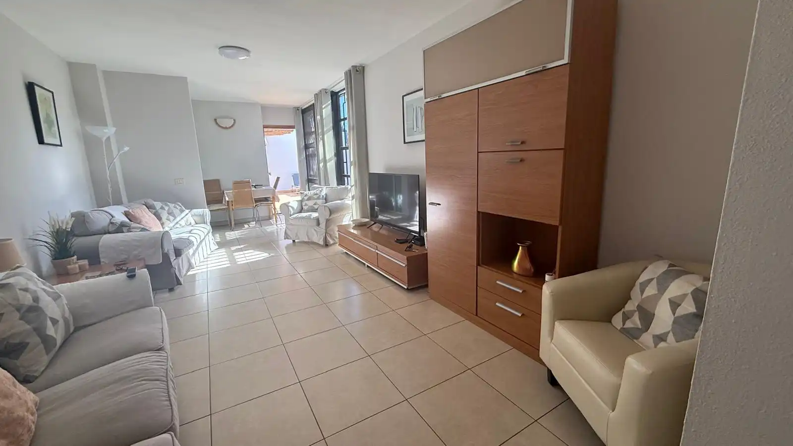 Wohnzimmer von Erdgeschoss zum Verkauf in Arona mit Privatgarten, Terrasse und Abstellraum