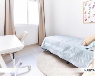 Dormitori de Apartament per a compartir en  Sevilla Capital amb Aire condicionat, Moblat i Forn