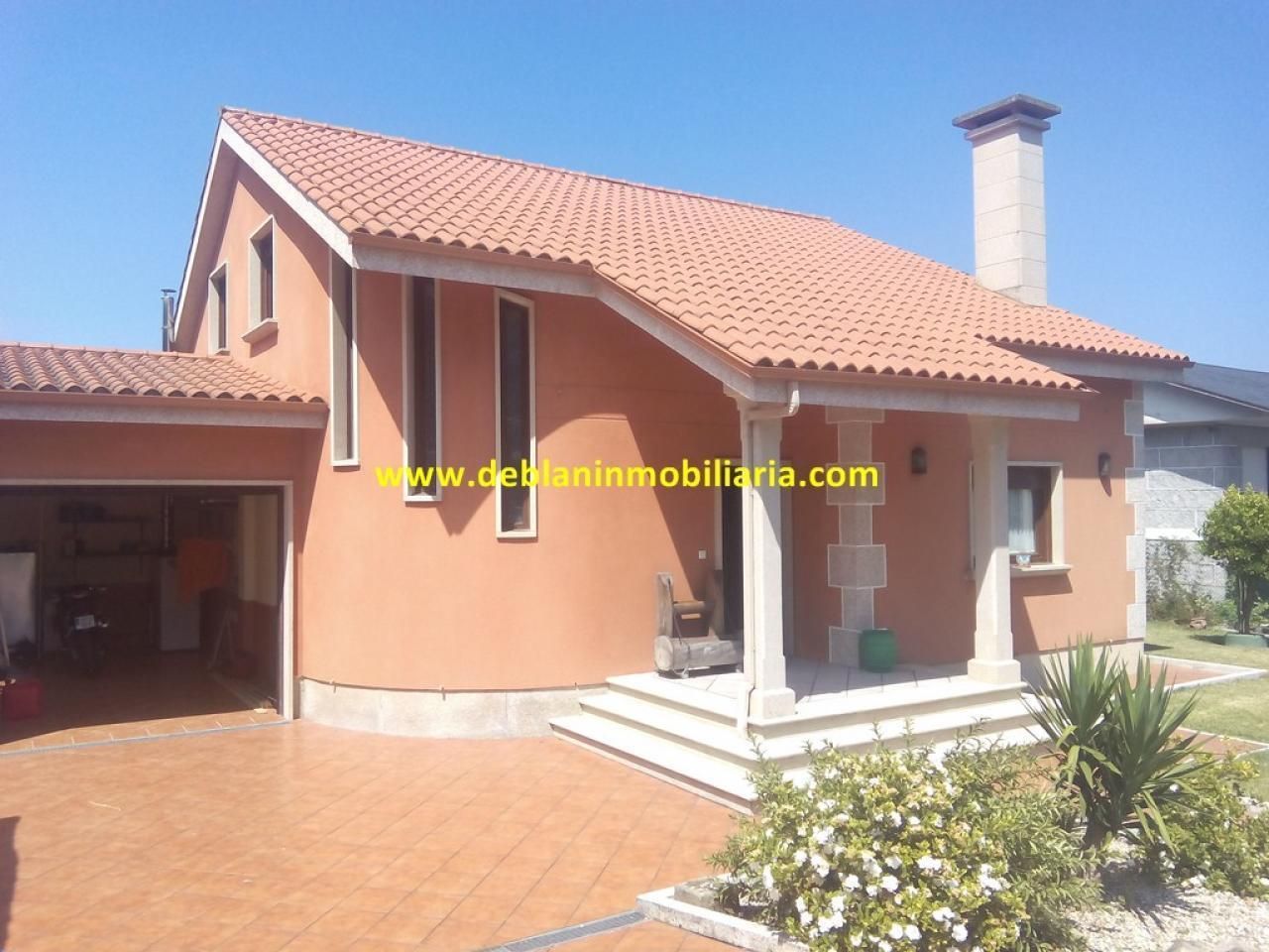 Vista exterior de Casa o xalet en venda en Tomiño amb Calefacció, Jardí privat i Parquet