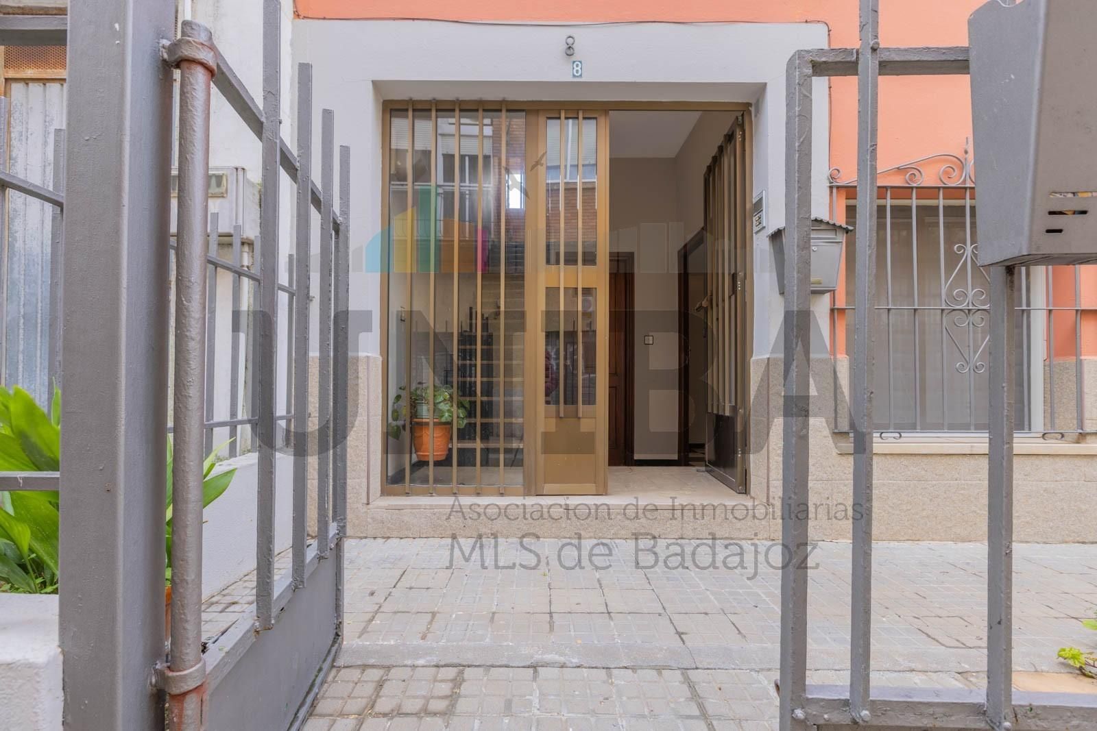 Vista exterior de Casa o chalet en venta en Badajoz Capital con Terraza y Balcón