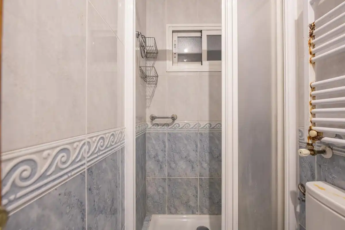 Bathroom of Flat for sale in Madrid  with Air Conditioner, Heating and Terrace