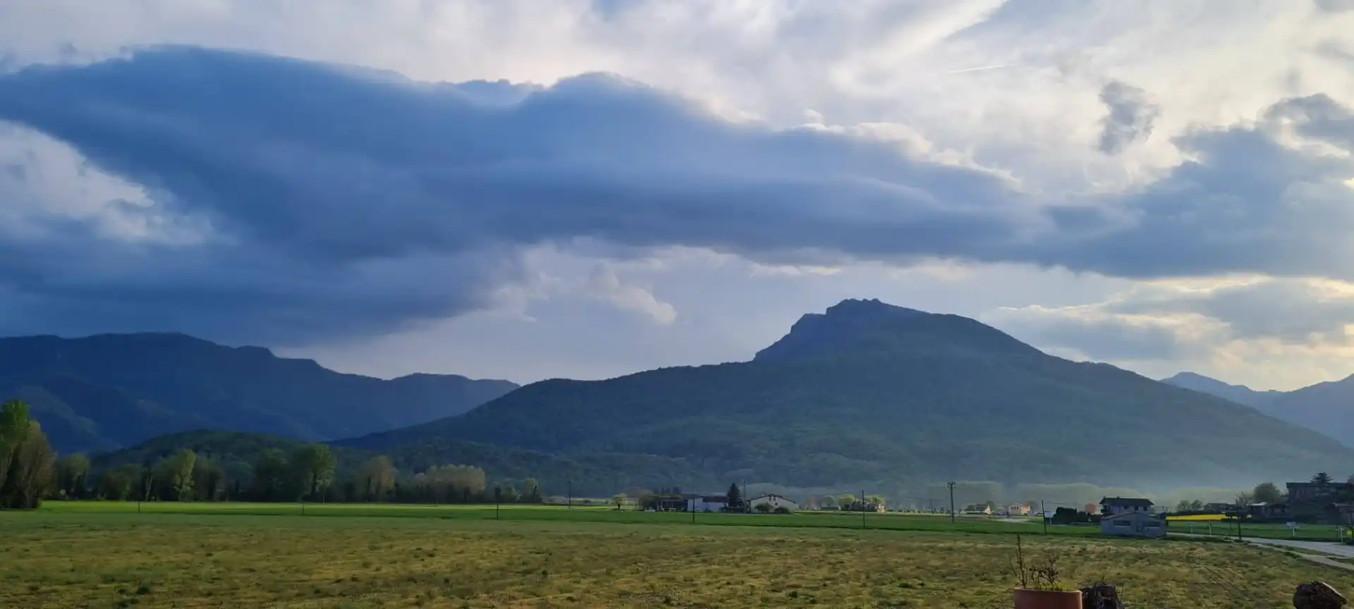 Vista exterior de Finca rústica en venda en La Vall d'en Bas amb Calefacció, Terrassa i Piscina