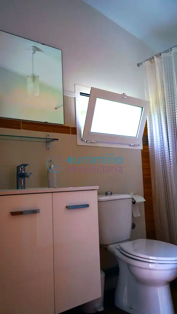 Badezimmer von Haus oder Chalet zum Verkauf in Salvaterra de Miño mit Parkett, Terrasse und Abstellraum
