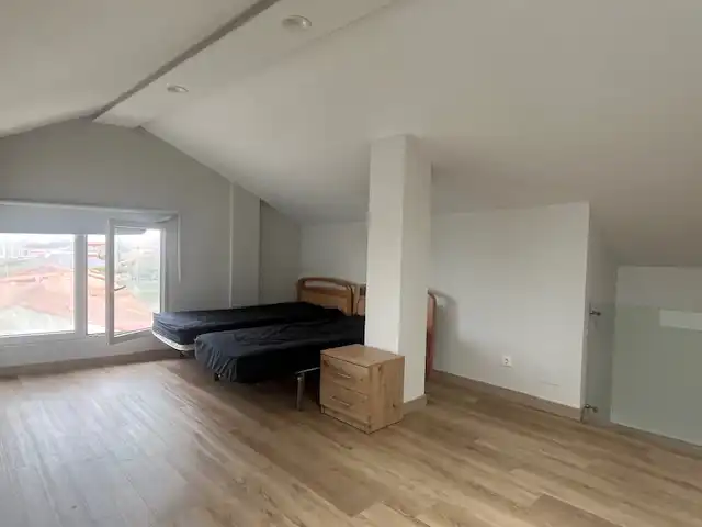 Schlafzimmer von Dachboden zur Miete in Santander mit Heizung, Privatgarten und Abstellraum