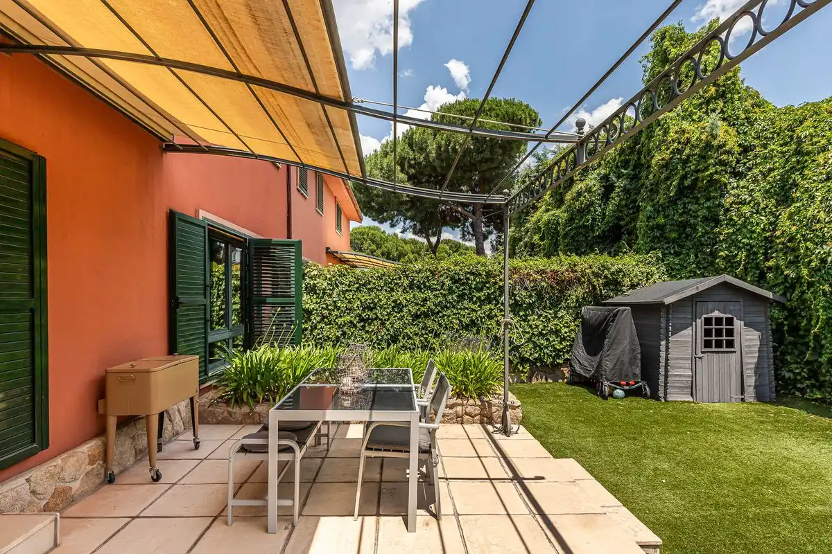 Terrasse von Einfamilien-Reihenhaus zum Verkauf in Boadilla del Monte mit Klimaanlage, Heizung und Privatgarten