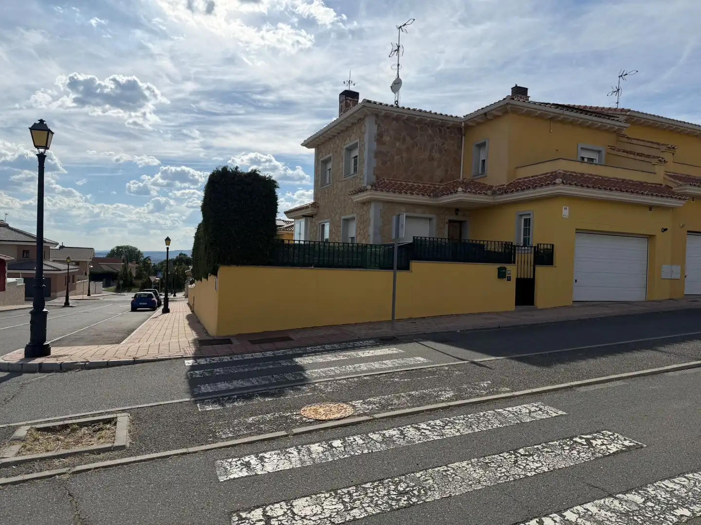 Vista exterior de Casa adosada en venda en Ávila amb Calefacció i Jardí privat
