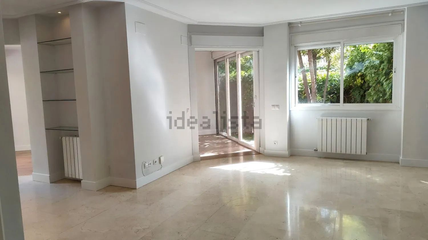 Dormitori de Dúplex de lloguer en  Madrid Capital amb Aire condicionat, Calefacció i Jardí privat
