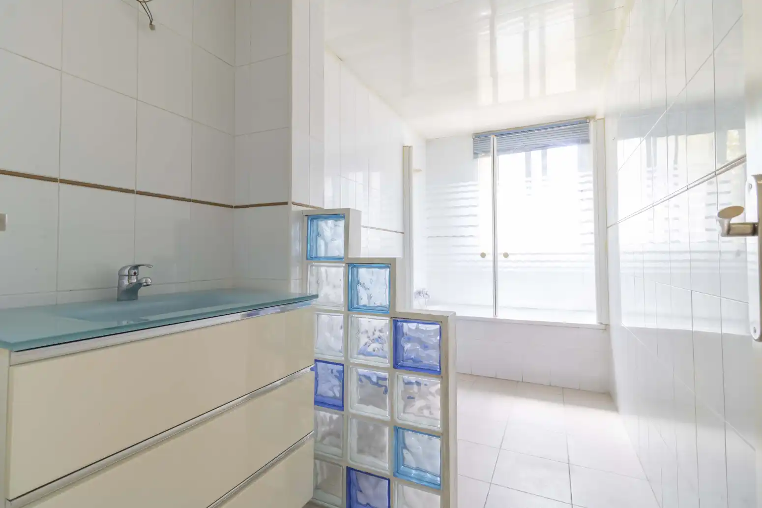 Bathroom of Flat for sale in Sevilla  with Air Conditioner and Storage room