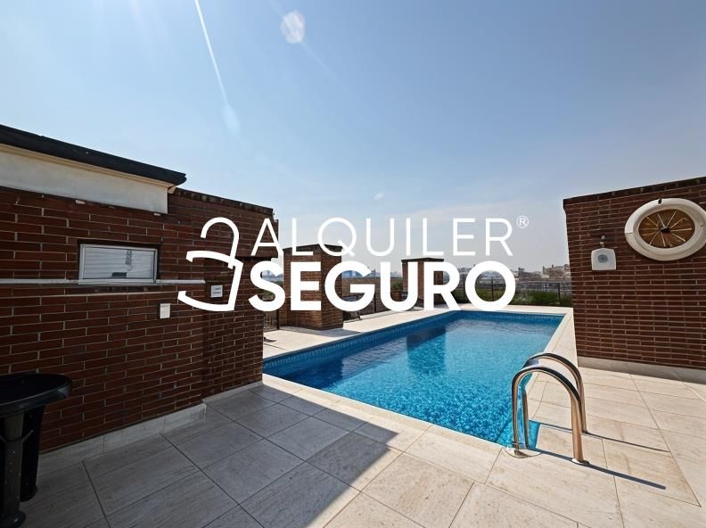 Swimming pool of Study to rent in  Madrid Capital  with Air Conditioner and Heating