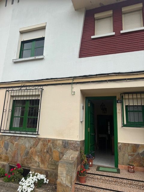 Vista exterior de Casa adosada en venda en Vegadeo amb Calefacció, Jardí privat i Terrassa