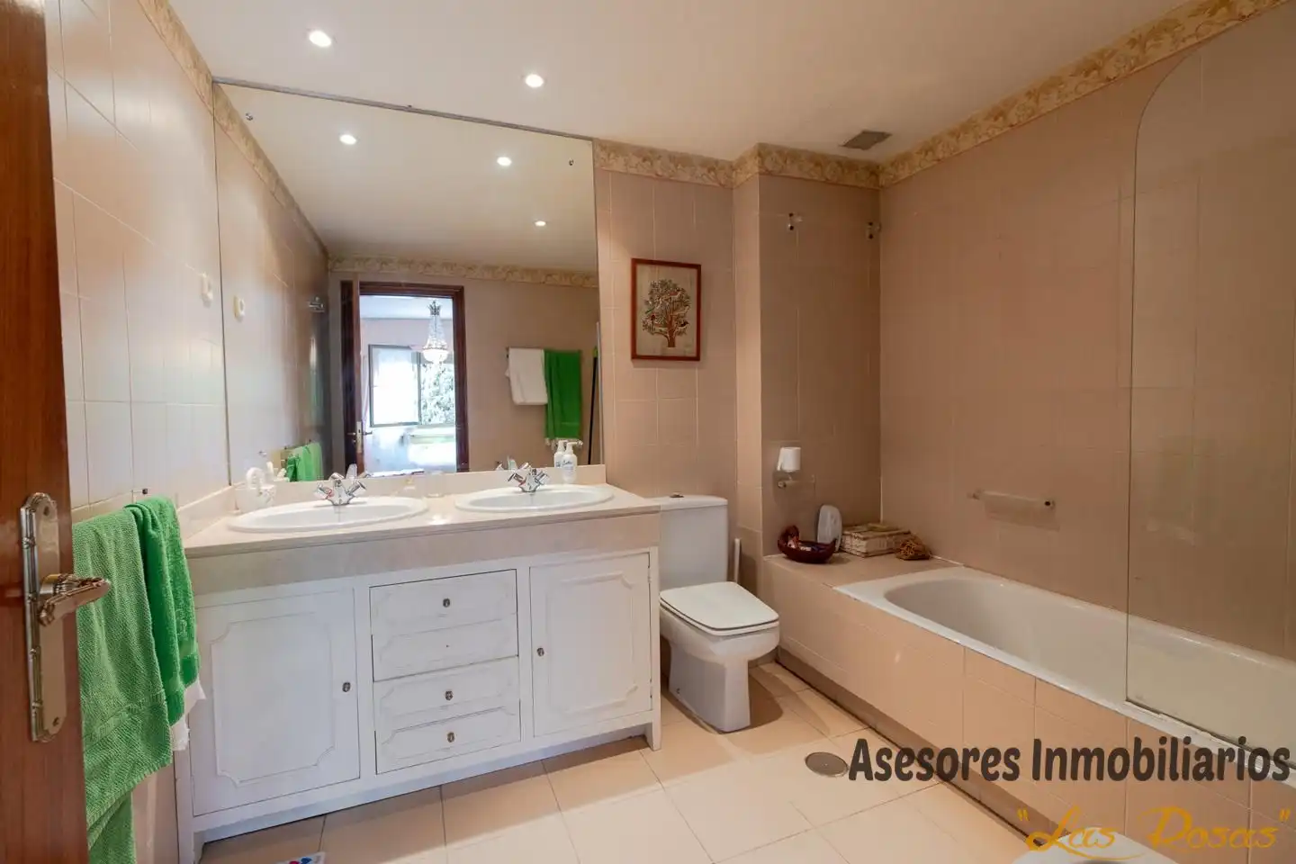 Badezimmer von Einfamilien-Reihenhaus zum Verkauf in Madrid mit Klimaanlage, Heizung und Privatgarten