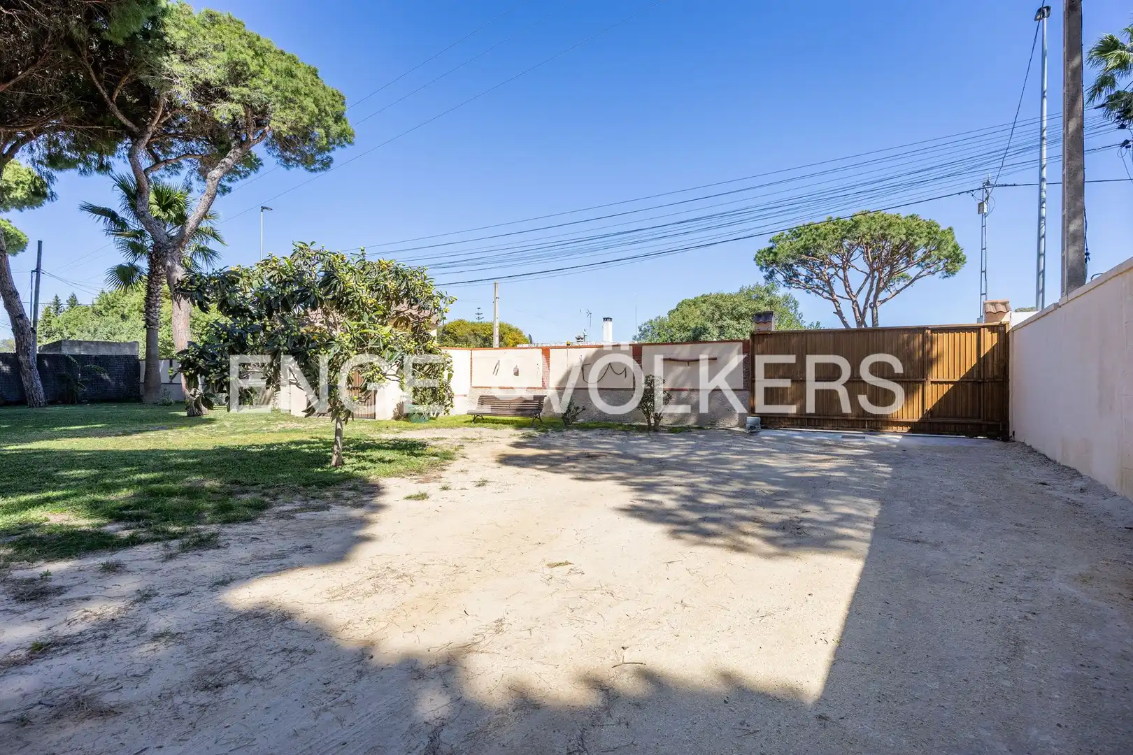 Vista exterior de Casa o xalet en venda en Chiclana de la Frontera amb Calefacció, Jardí privat i Terrassa