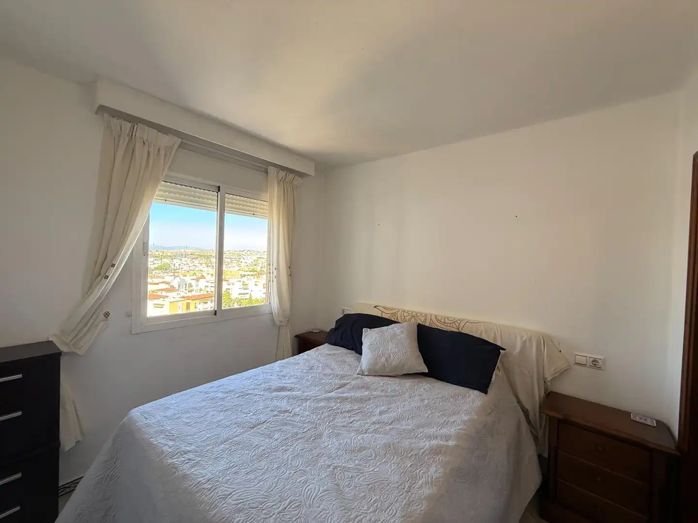 Habitación de Apartamento en venta en Torrevieja con Aire acondicionado, Terraza y Amueblado