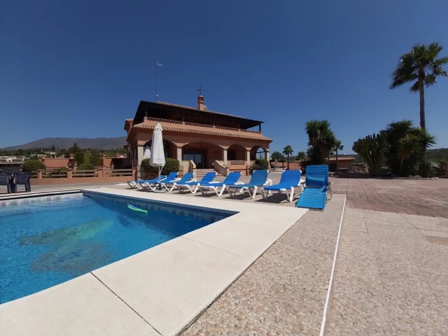 House with pool for sale in Costa Natura
