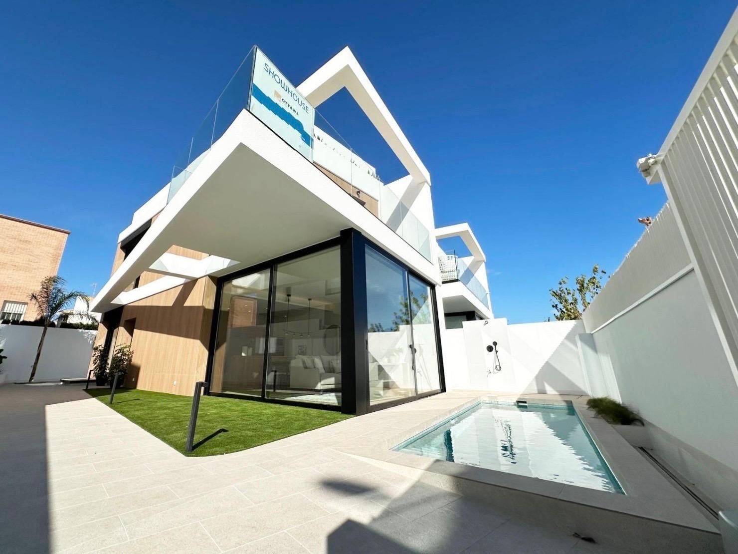 Vista exterior de Casa o xalet en venda en Pilar de la Horadada amb Aire condicionat, Calefacció i Jardí privat