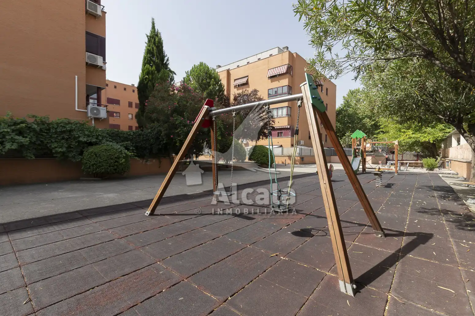 Vista exterior de Pis en venda en Alcalá de Henares amb Calefacció, Traster i Piscina