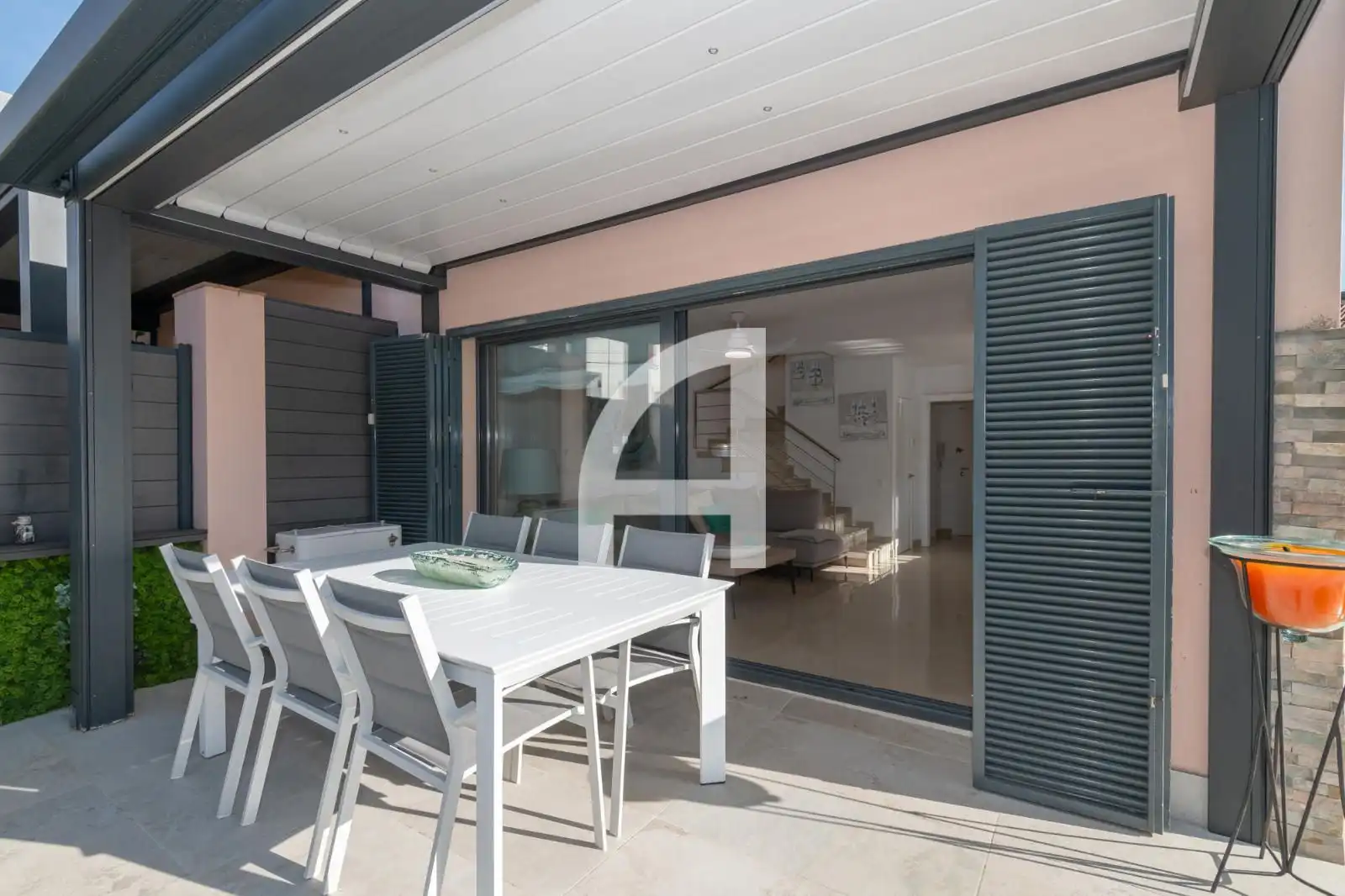 Terrasse von Einfamilien-Reihenhaus zum Verkauf in Castell d'Aro, Platja d'Aro i s'Agaró mit Klimaanlage, Privatgarten und Terrasse