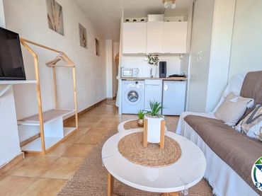 Monolocale con balcone in vendita a Carrer Muga-Delta