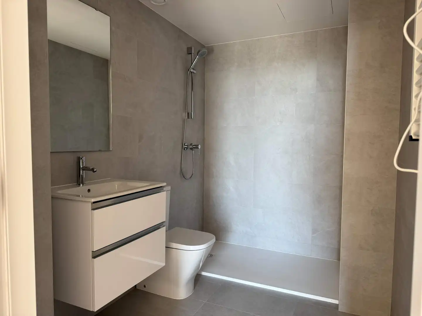 Badezimmer von Wohnung zur Miete in Viladecans mit Klimaanlage, Heizung und Privatgarten