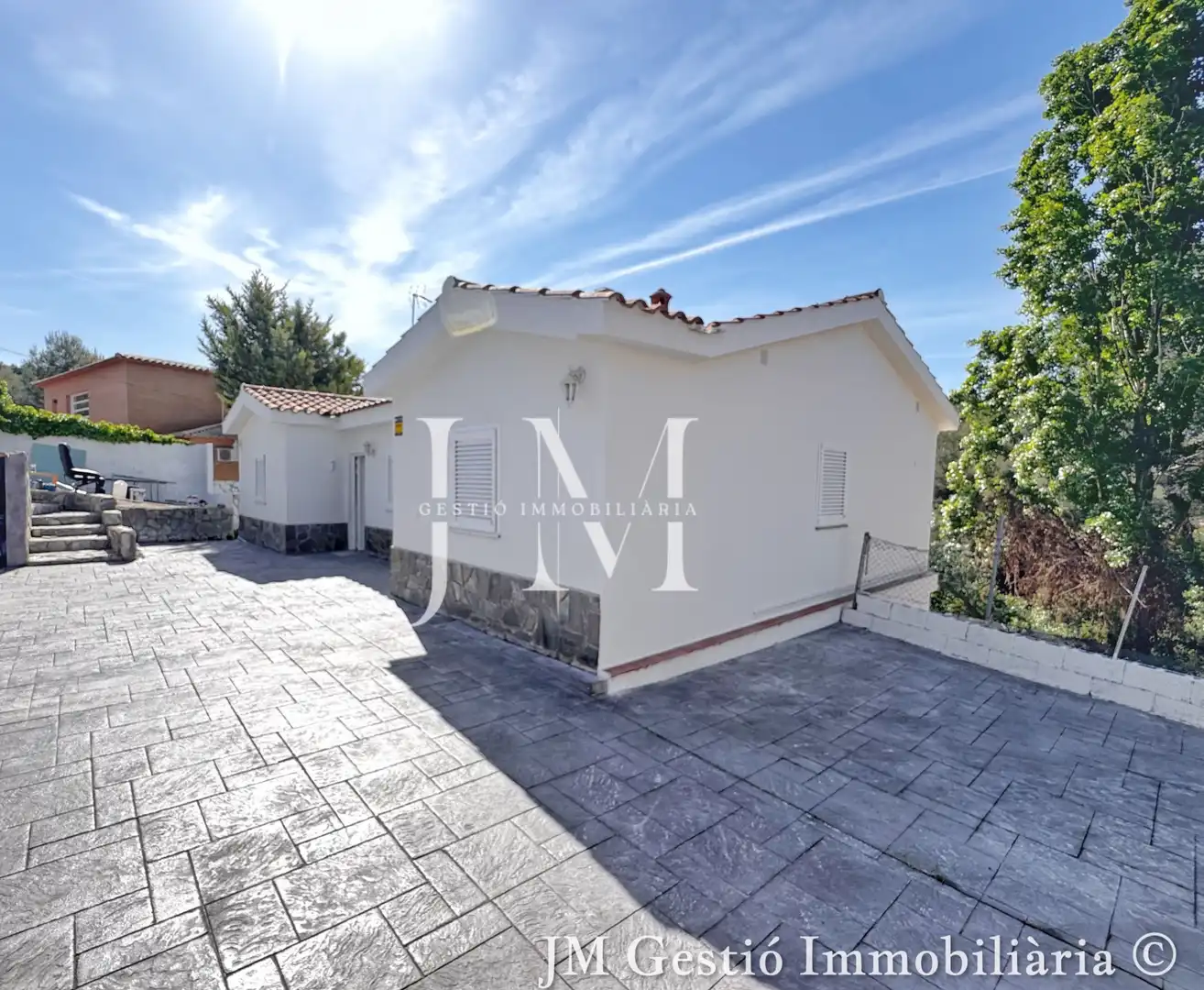 Vista exterior de Casa o xalet en venda en Rubí amb Calefacció, Jardí privat i Piscina