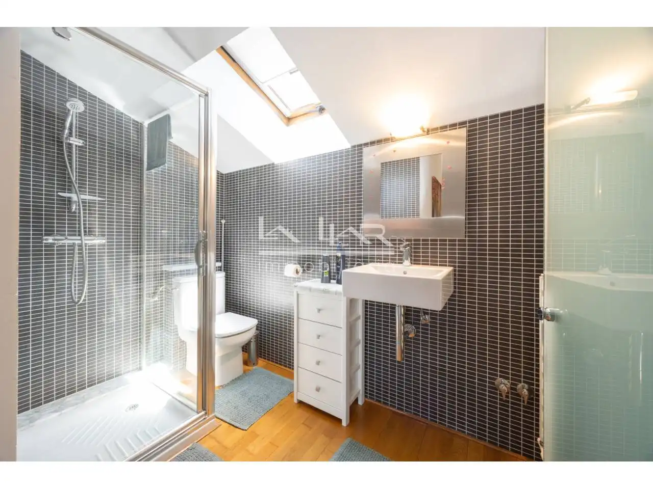 Badezimmer von Dachboden zum Verkauf in Vic mit Klimaanlage, Heizung und Parkett