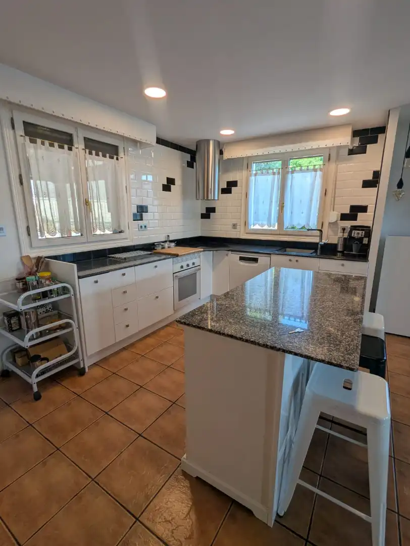 Küche von Einfamilien-Reihenhaus zum Verkauf in Amorebieta-Etxano mit Privatgarten, Terrasse und Balkon