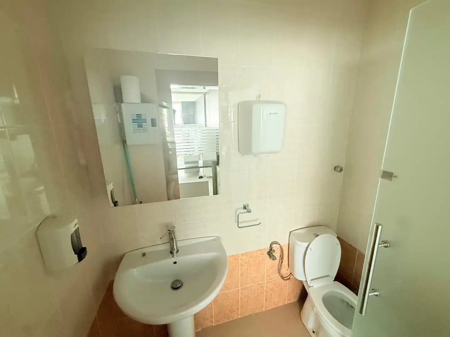 Baño de Oficina de alquiler en Lorca con Aire acondicionado, Calefacción y Trastero
