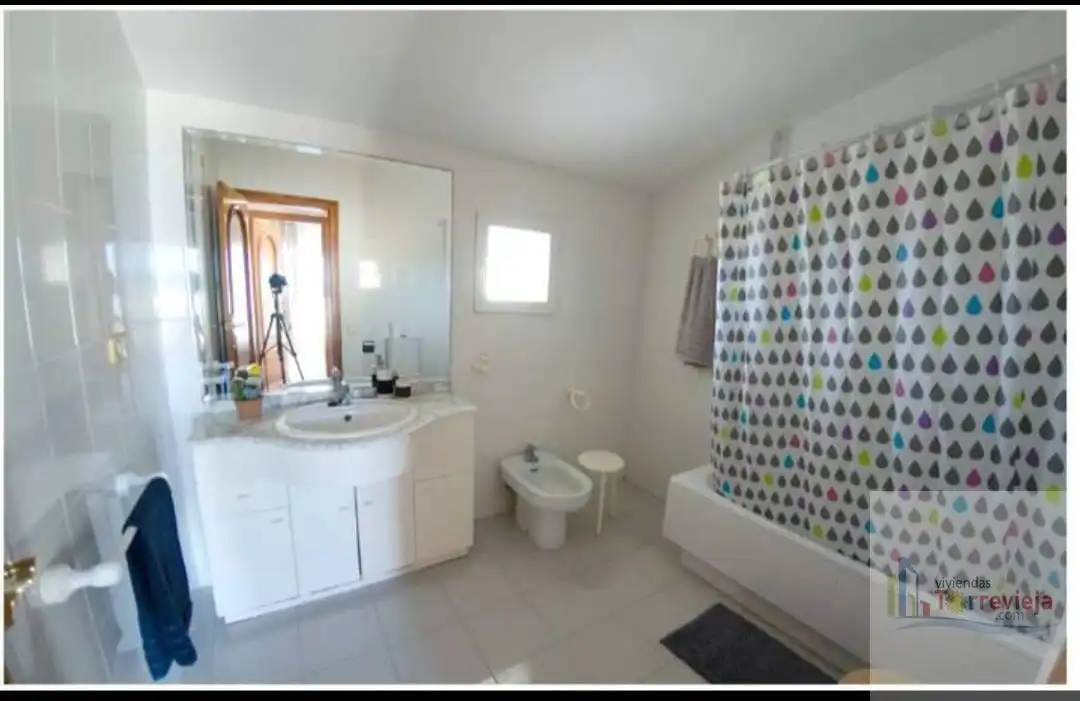 Baño de Ático en venta en Torrevieja con Aire acondicionado, Terraza y Piscina comunitaria
