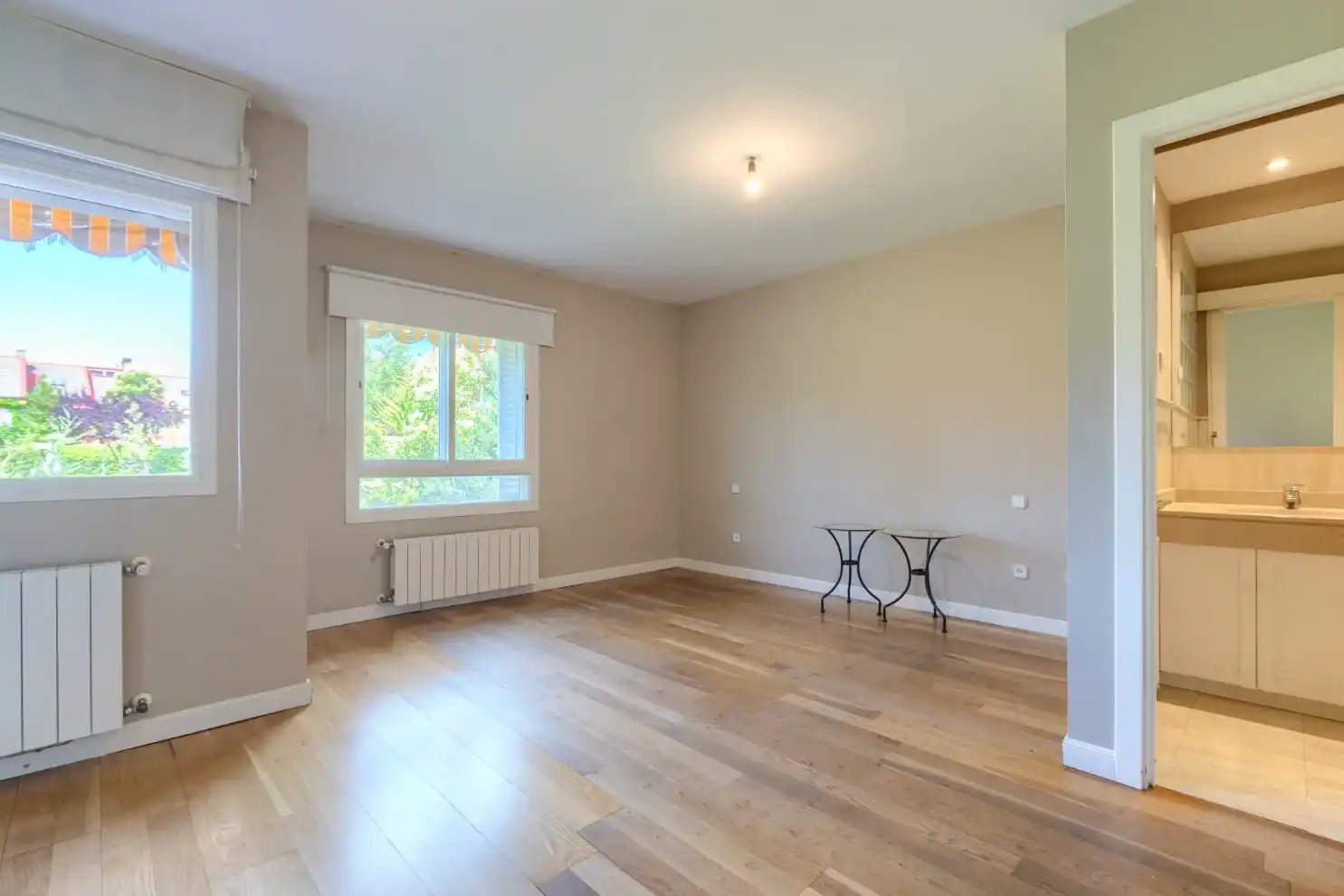 Sala de estar de Casa adosada en venta en Ciudalcampo con Aire acondicionado, Calefacción y Jardín privado