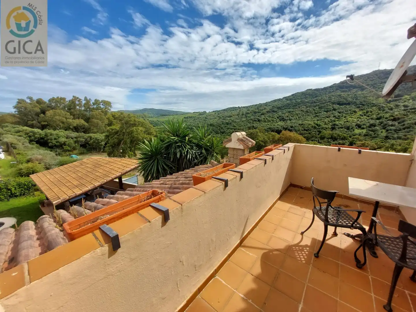 Terrassa de Casa o xalet en venda en Algeciras amb Aire condicionat, Jardí privat i Piscina