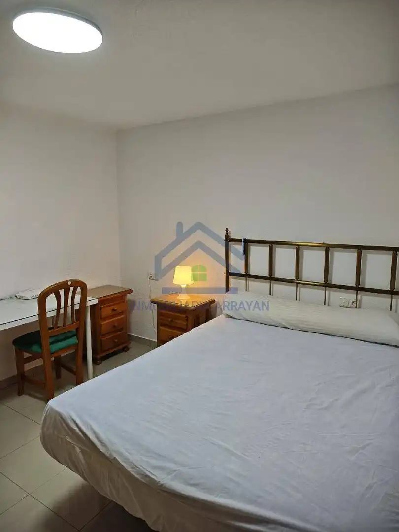 Habitación de Piso de alquiler en Granada con Aire acondicionado y Amueblado