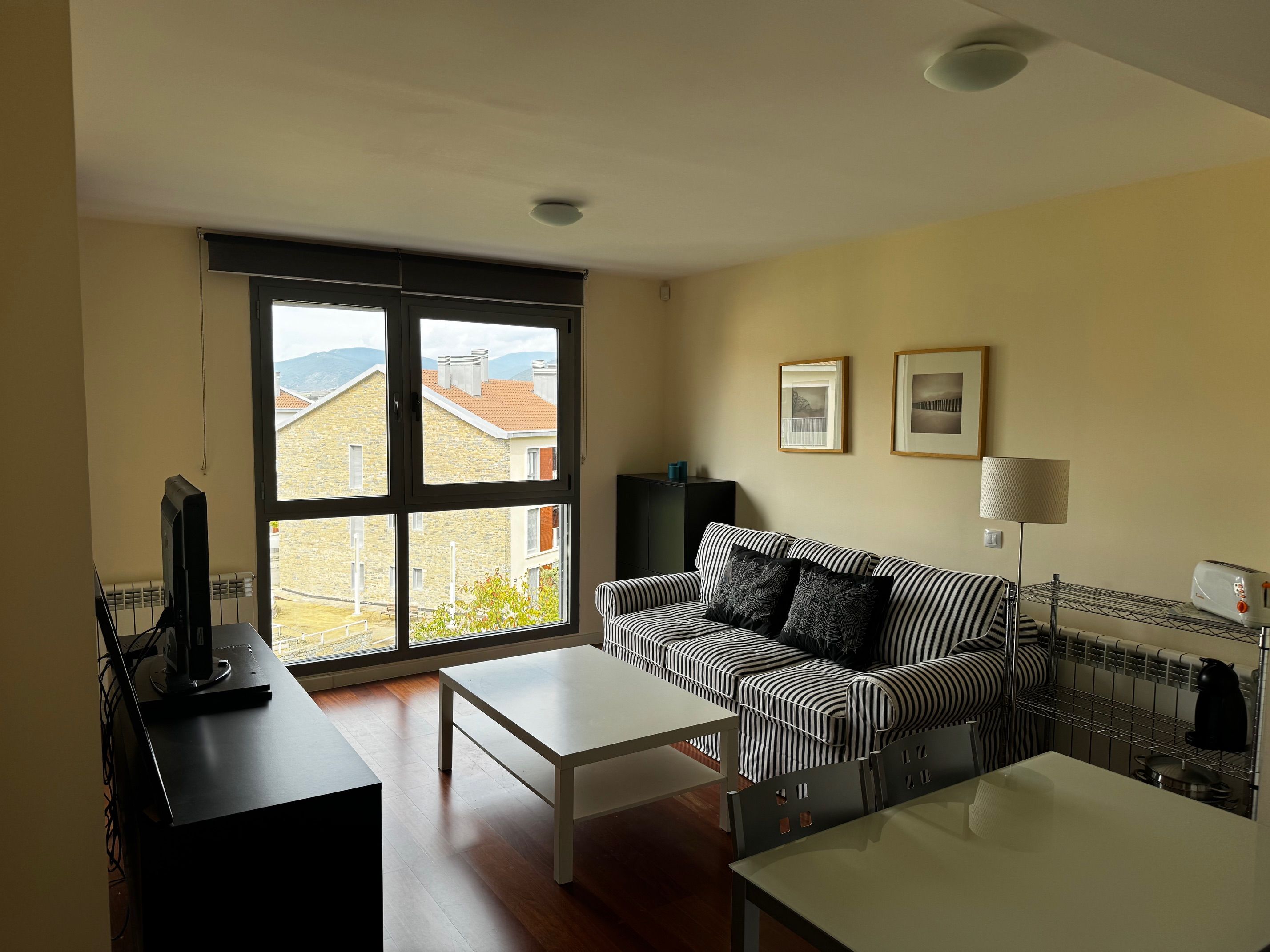 Sala d'estar de Apartament en venda en Sabiñánigo amb Calefacció, Terrassa i Forn