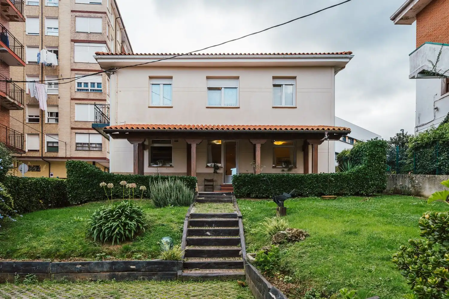 Außenansicht von Country house zum Verkauf in Muskiz mit Privatgarten, Terrasse und Balkon