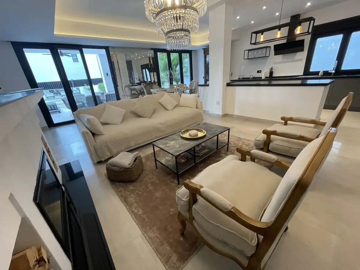Sala de estar de Casa o chalet de alquiler en Marbella con Aire acondicionado, Jardín privado y Piscina