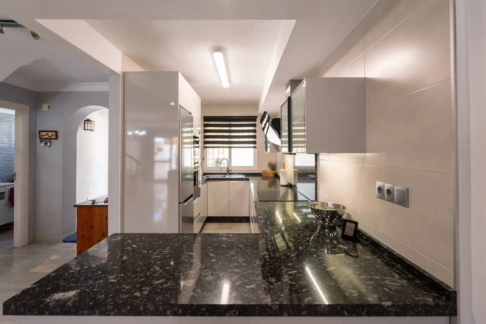 Cuina de Casa adosada en venda en Marbella amb Aire condicionat, Jardí privat i Terrassa