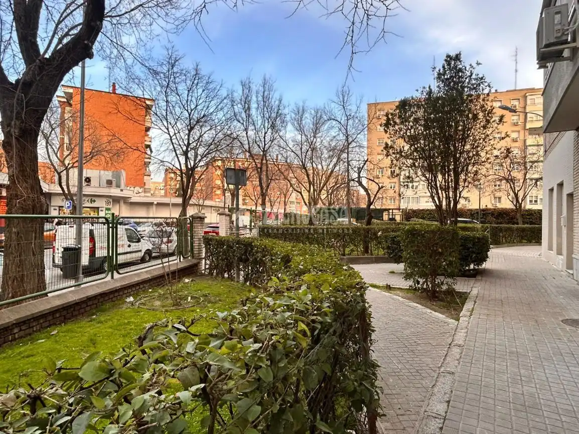 Vista exterior de Piso en venta en Madrid con Calefacción