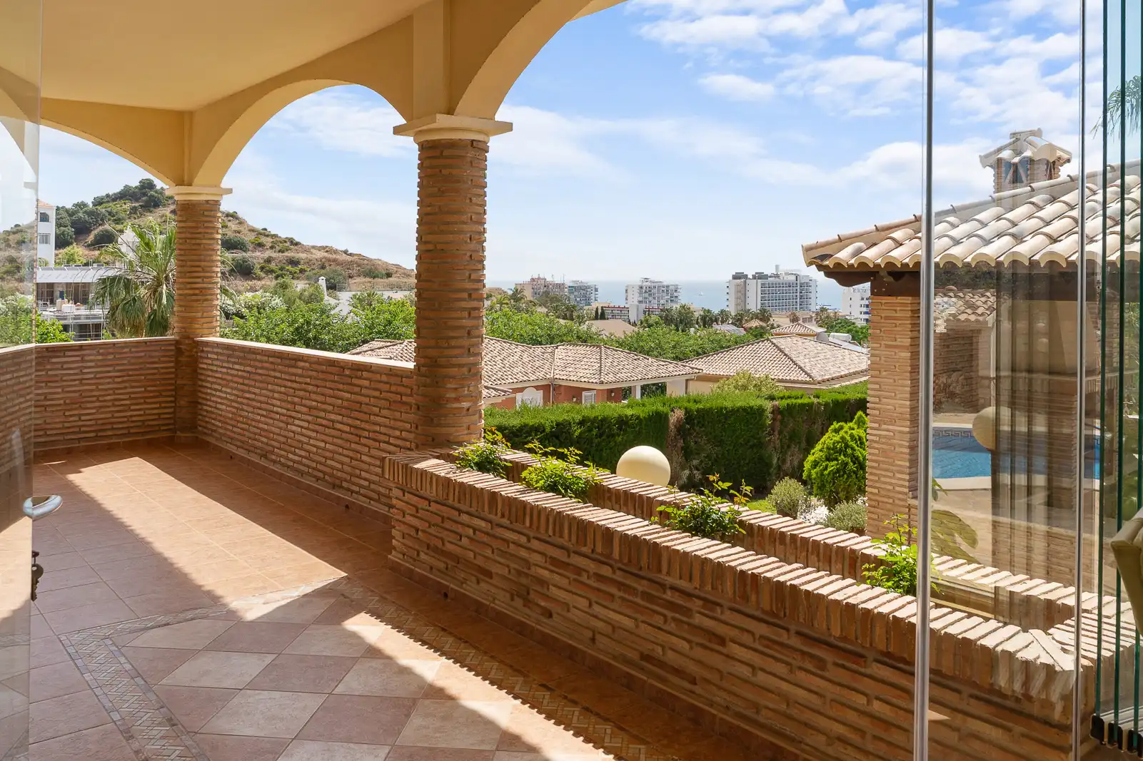 Terrassa de Casa o xalet en venda en Benalmádena amb Aire condicionat, Jardí privat i Piscina