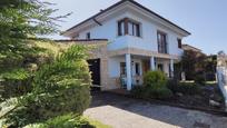 Vista exterior de Casa o xalet en venda en Noreña amb Calefacció, Jardí privat i Terrassa