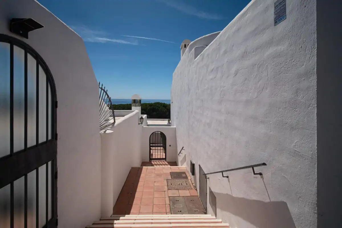 Vista exterior de Casa adosada en venta en Marbella con Terraza y Piscina