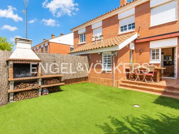 Maison mitoyenne avec balcon à vendre à Sector Est